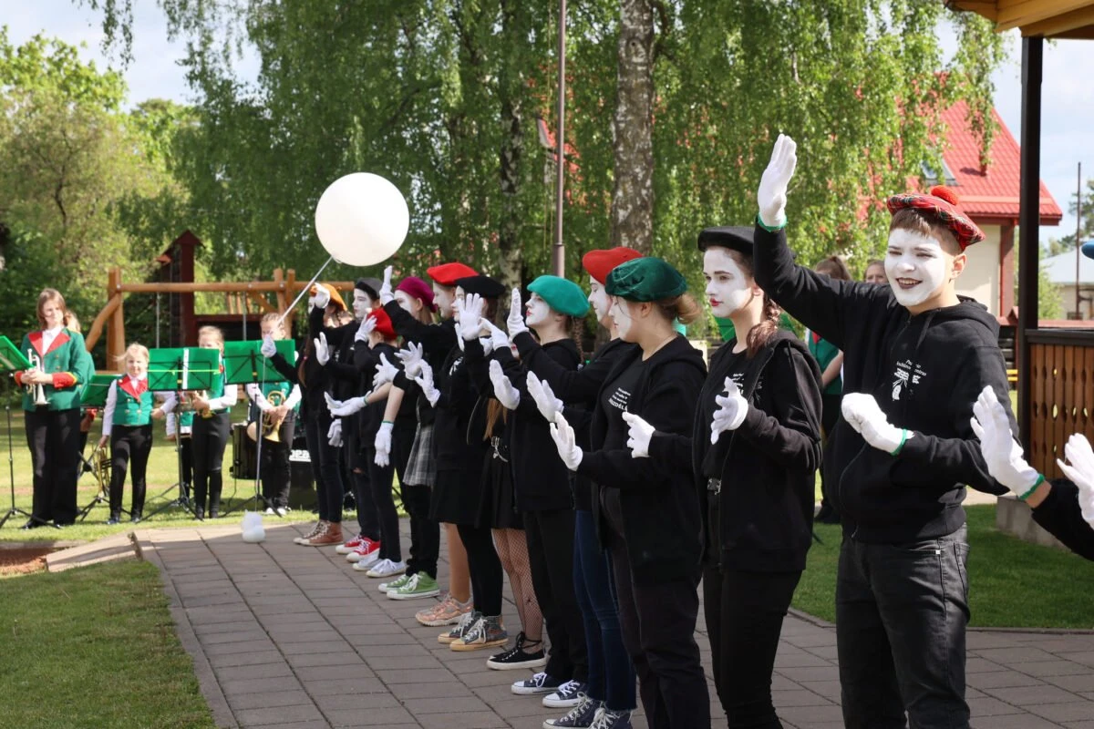 Sugrįžusios vėlyvo pavasario tradicijos Paįstryje – festivalis „Tiltai 2022“