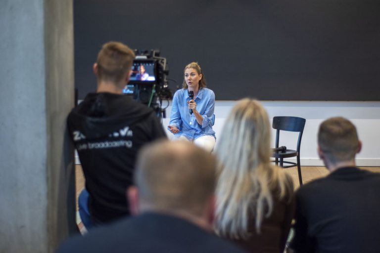 vaiko priežiūros atostogos ir karjera: kodėl vaikus vis dar dažniau augina moterys ir kaip gali padėti darbdavys?