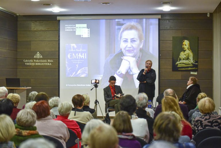 A.Ruseckaitė knygos pristatyme. Nuotr. P.Židonio