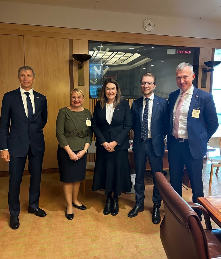 Australijos parlamente Baltijos saliu grupe 2