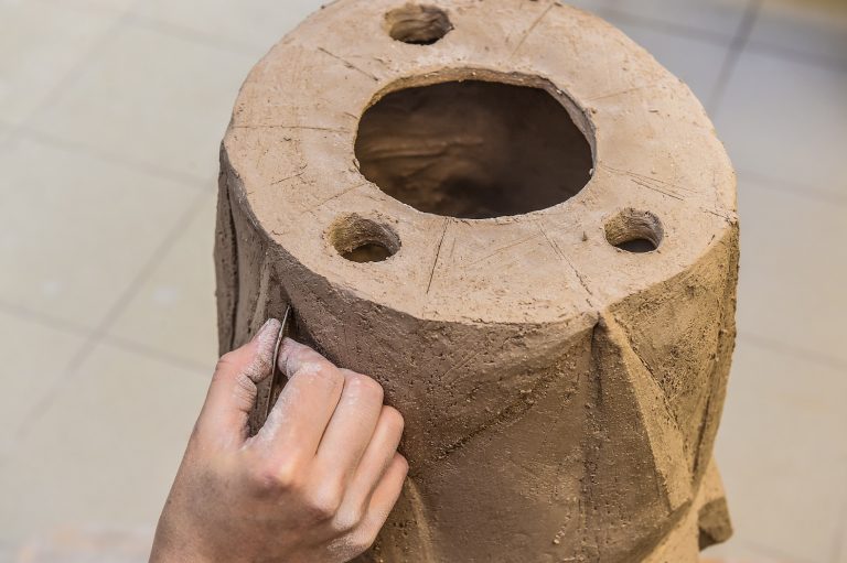 Simpoziume menininkai darbus kurs is samotinio molio