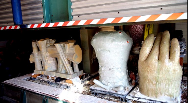 Isdegti kuriniai is krosnies keliaus i ekspozicija