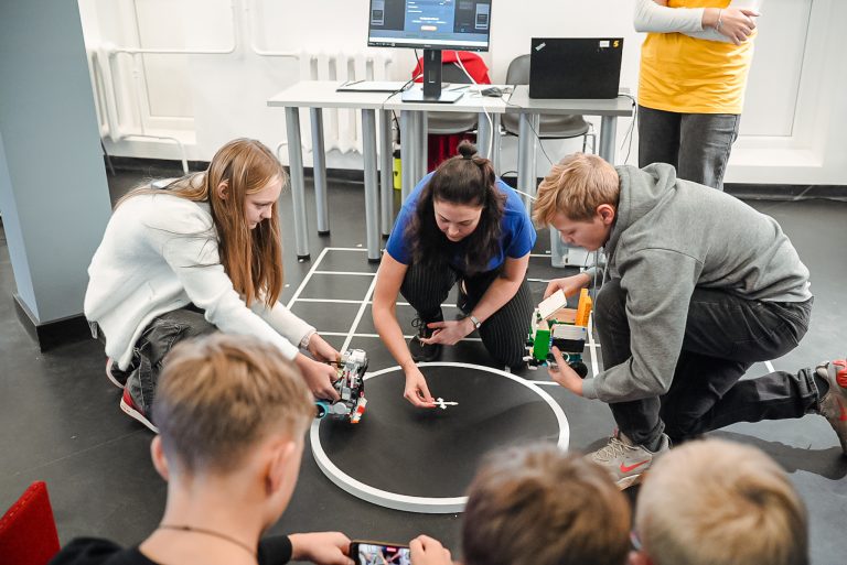 Panevėžio robotikos centre „RoboLabas“ vyko tarptautinės robotų varžybos ROBOTŲ FIESTA 2023