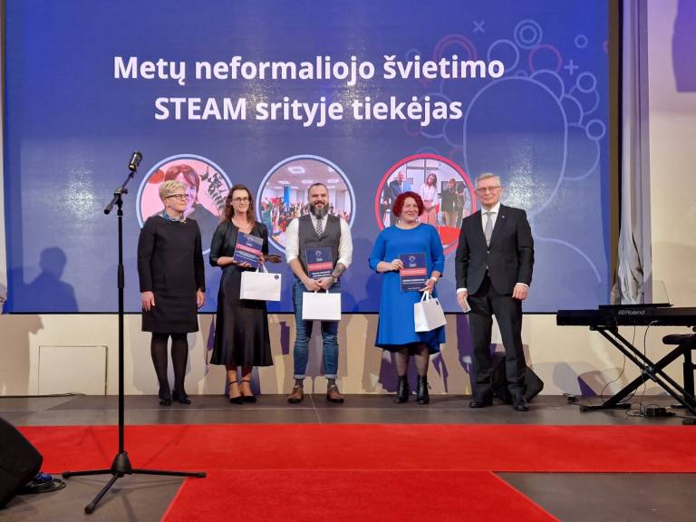 Panevėžio robotikos centras „RoboLabas“ ir regioninis STEAM centras gavo ugdymo novatorių apdovanojimą