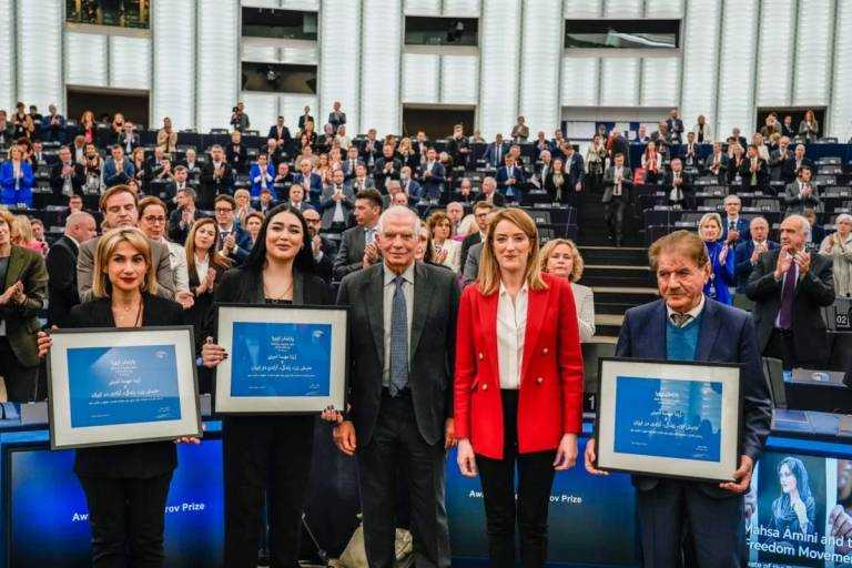 Europos Parlamento nariai ragino Irano valdžią atšaukti neteisėtą draudimą Sacharovo premijos laureatės šeimai išvykti iš šalies