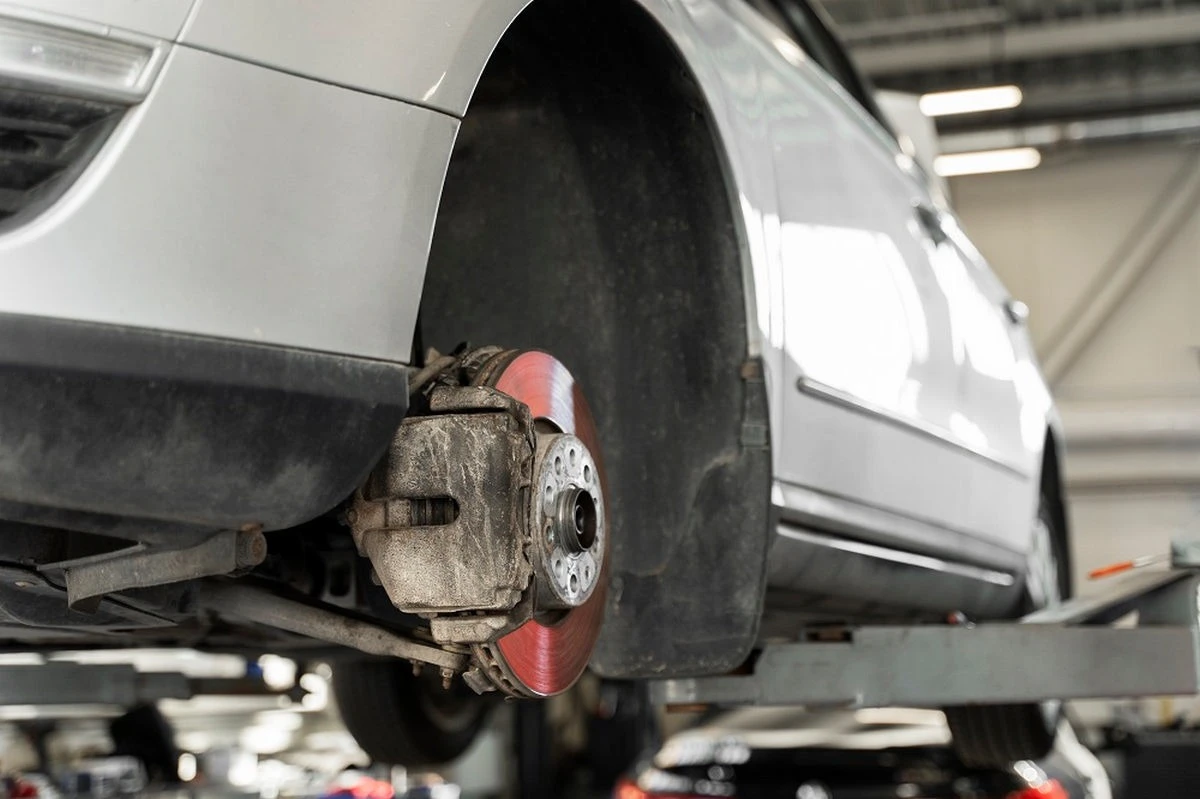 Pagrindinės automobilių stabdžių sistemos dalys ir jų funkcijos