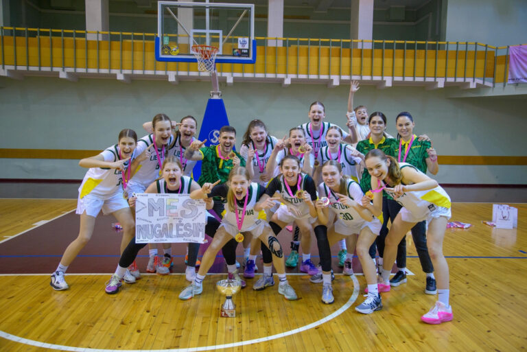 Lietuvai atstovavusios Panevėžio sporto centro krepšininkės su komanda iškovojo auksą