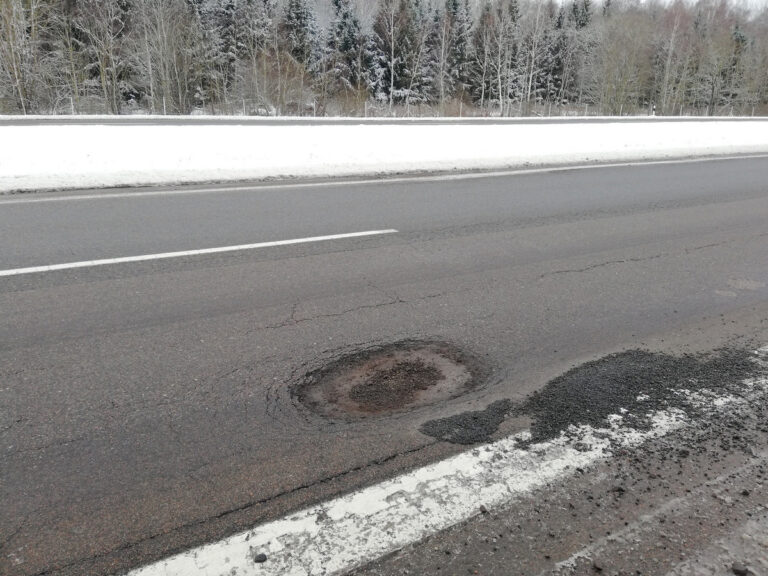 Kelininkai skelbia užtaisę įspūdingą kiekį duobių