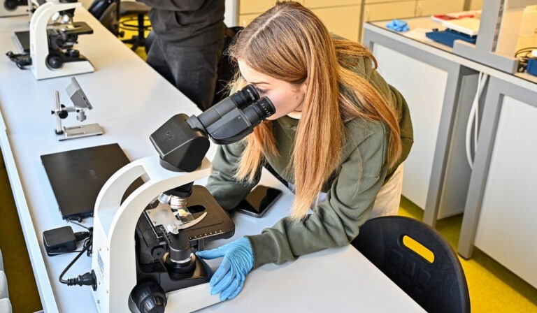 Rengdamiesi kurti keramikos darbus gimnazistai laboratorijoje tyrinėjo molį ir glazūras