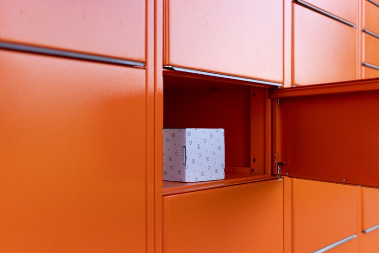 „Omniva LT“ tinklo plėtra ir atnaujinimas: iki 2025 metų pabaigos tinkle nebeliks senų paštomatų