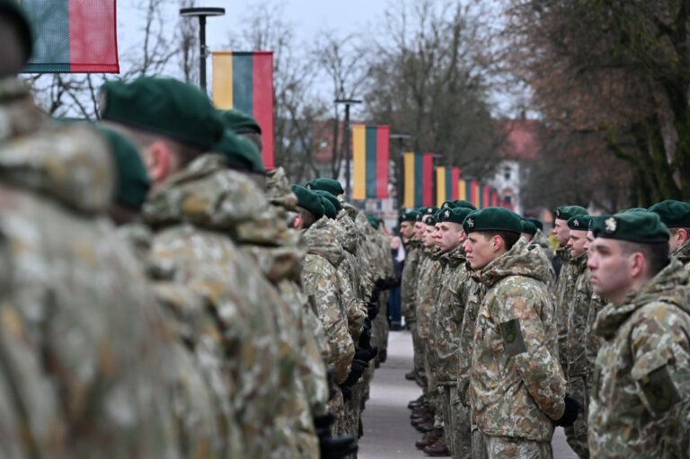 Nepriklausomybės aikštėje iškilminga rikiuotė