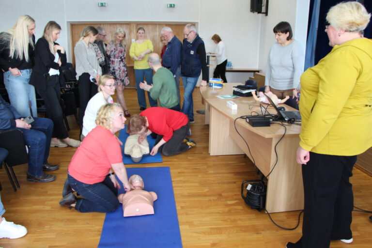 Savivaldybės administracijos darbuotojai atnaujino pirmosios pagalbos teikimo žinias