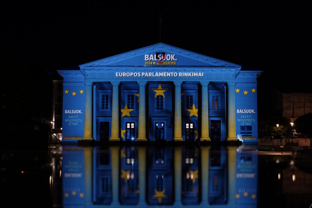 ES spalvos ant Vilniaus rotušės