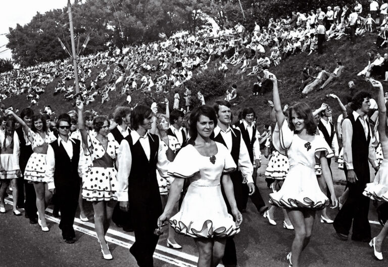 Pramoginių šokių šokėjai Dainų šventės eisenoje