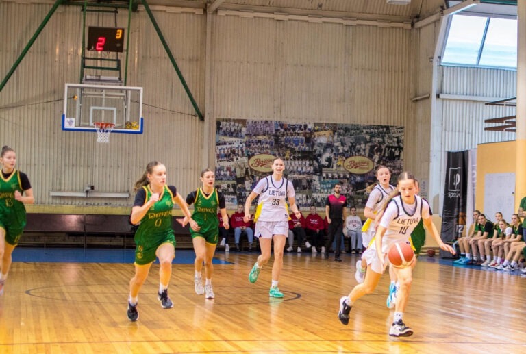 Gabija 33 nr., iš dešinės šalia jos Urtė