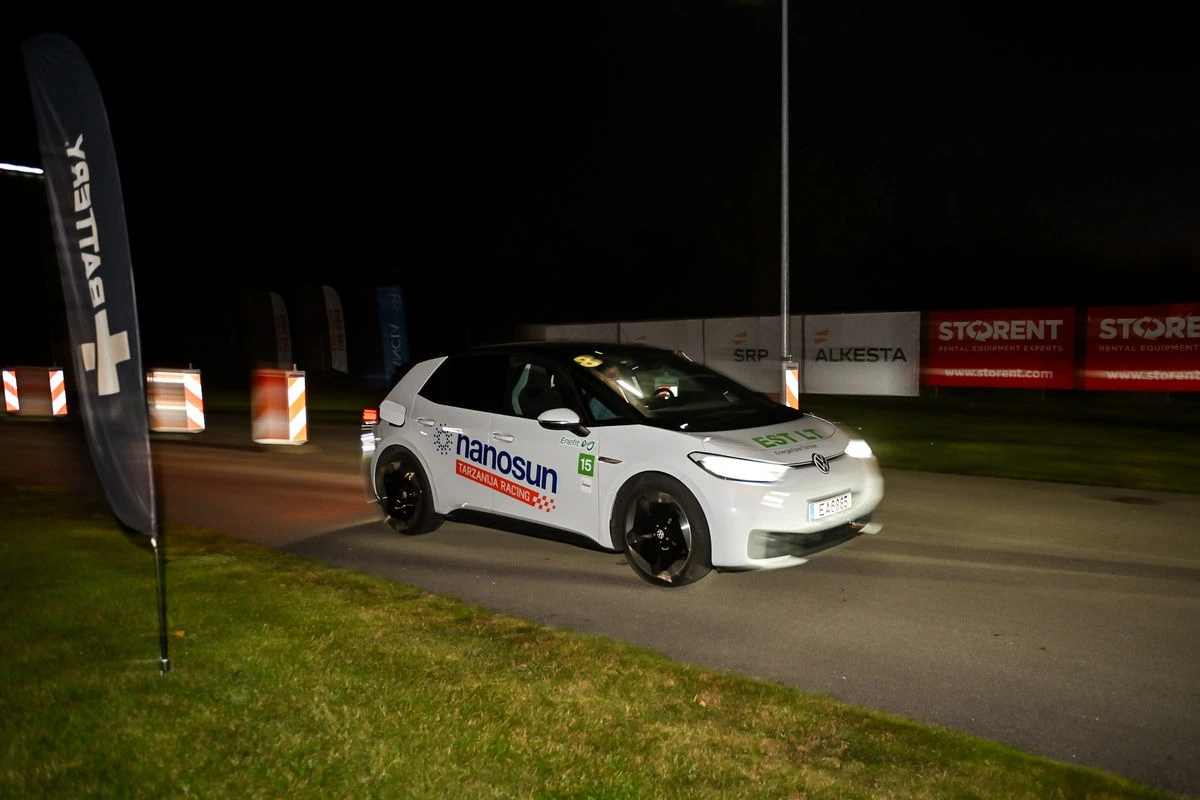 „Enefit“ 24h elektromobilių lenktynių rytas Panevėžyje – visos komandos tebevažiuoja, nors nesklandumų neišvengta