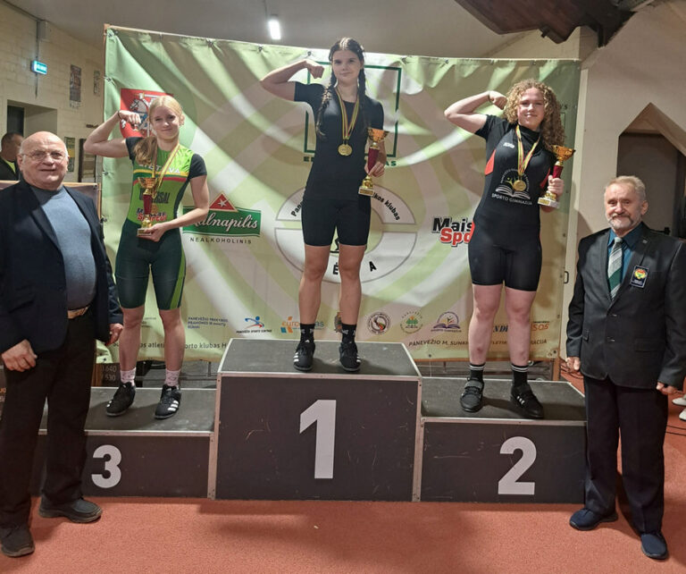 panevėžio raimundo sargūno sporto gimnazijos sunkiaatletės iškovojo aukso, sunkiaatlečiai - sidabro medalius