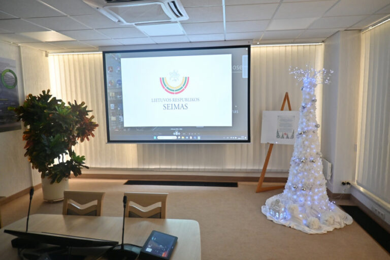 psichiatrijos skyriaus darbuotojų ir pacientų sukurta kalėdų eglutė papuošė lietuvos respublikos seimą