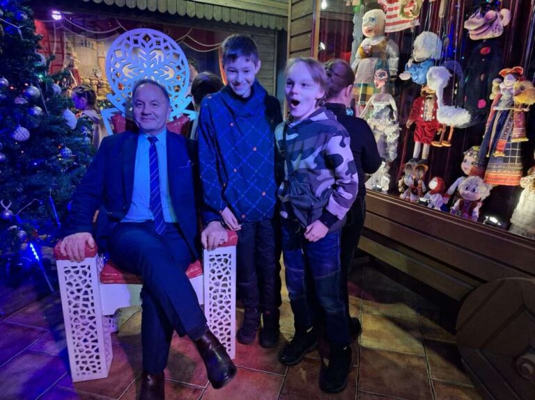 mažuosius ukrainiečius meras sveikino jų gimtąja kalba