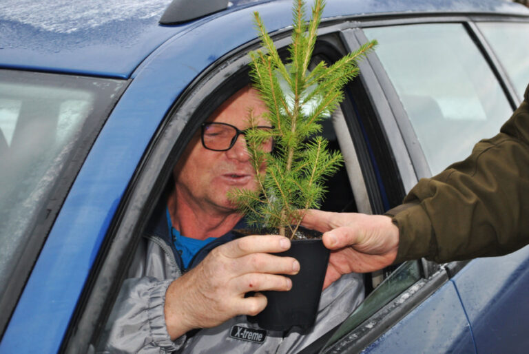 gruodžio 16 d. stabdomiems vairuotojams – mišku kvepiantys linkėjimai iš miškininkų ir policijos pareigūnų rankų