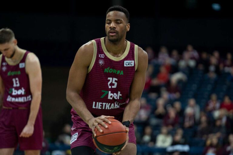 Klubo gretas paliko Briggsas