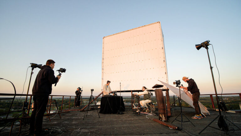 panevėžio pramonės įmonių stogai trims vakarams tapo scenomis po atviru dangumi
