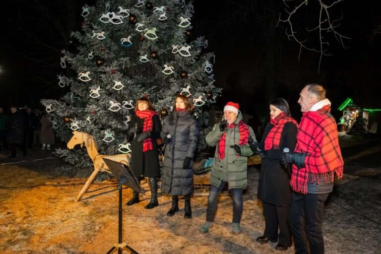 pagrindinė rajono kalėdinė eglė miežiškiuose džiugina akį ir širdį