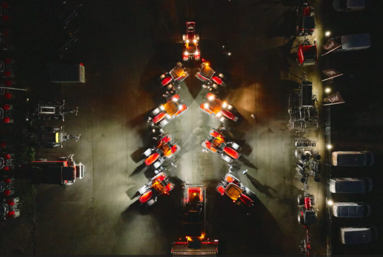 AB East West Agro po penkerių metų ir vėl įžiebė Kalėdinę traktorių eglutę