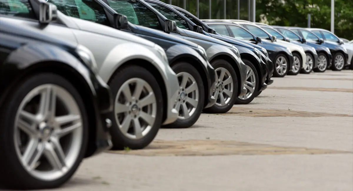 Perkate naudotą automobilį? Teisininkas įspėja, kokios klaidos gali kainuoti brangiai