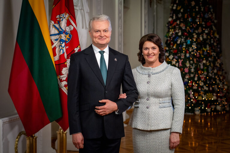 Prezidento ir pirmosios ponios sveikinimas Lietuvos žmonėms Naujųjų Metų proga