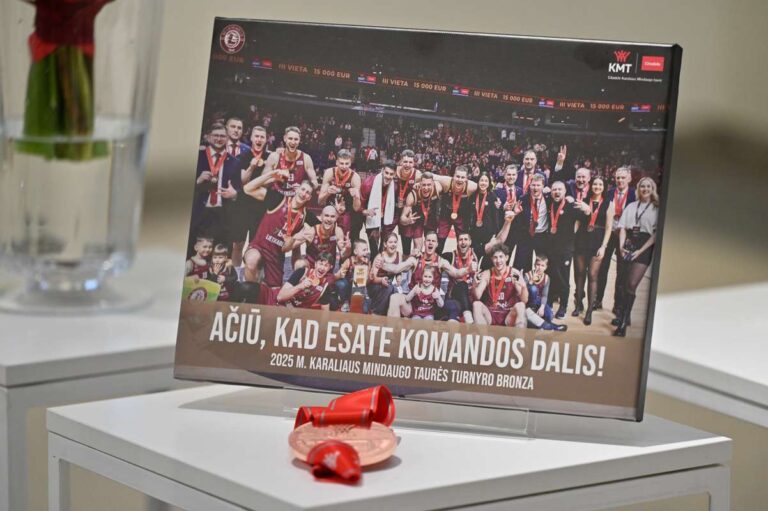 Pasveikinti KMT bronzą iškovoję „7bet-Lietkabelis“ krepšininkai