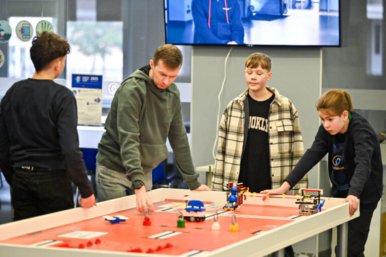 Panevėžio robotikos centras „RoboLabas“ mini 6-ąjį gimtadienį: technologijų ugdymas, pasiekimai ir ateities vizija