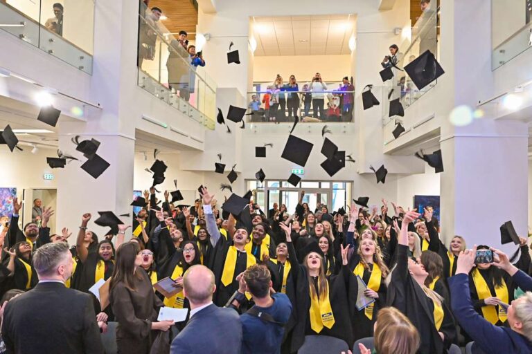 Panevėžio kolegijos studentams įteikti diplomai: sveikatos sektorių papildys nauji specialistai