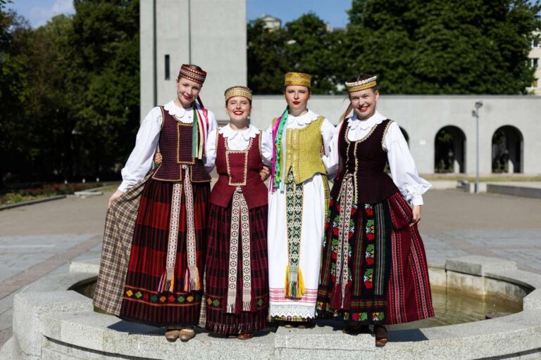 Pirmoji Lietuvoje akademinė įtraukioji knyga – KTU mokslininkės darbas apie tautinio kostiumo raštus