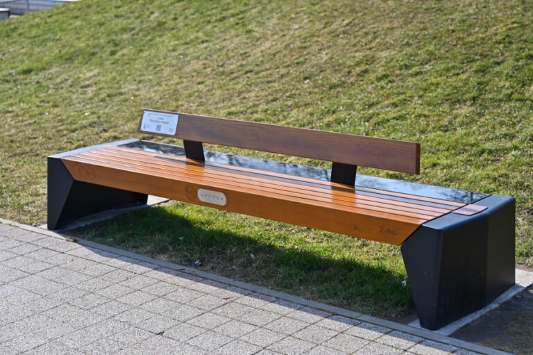 Įrengtas išmanusis suolelis su saulės moduliu