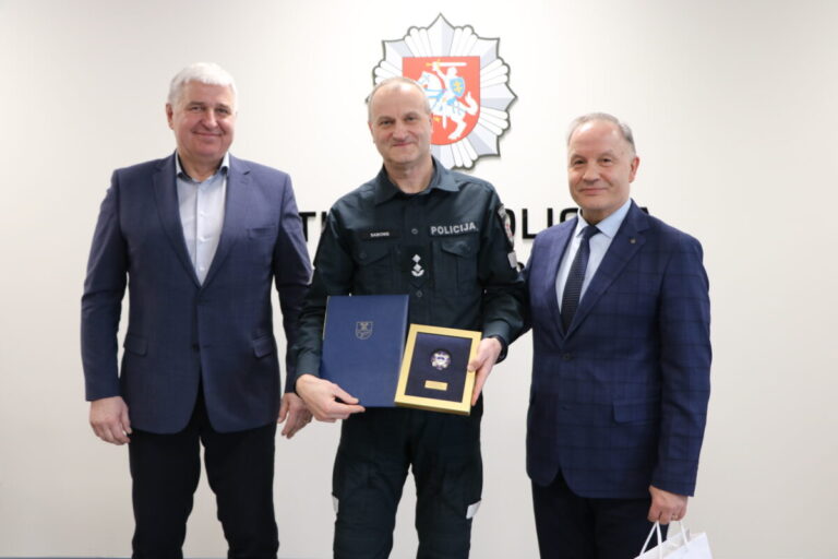 „Padėkos ženklas“ įteiktas tarnybą komisariate baigiančiam Panevėžio miesto ir rajono policijos komisariato viršininkui Vidui Saboniui