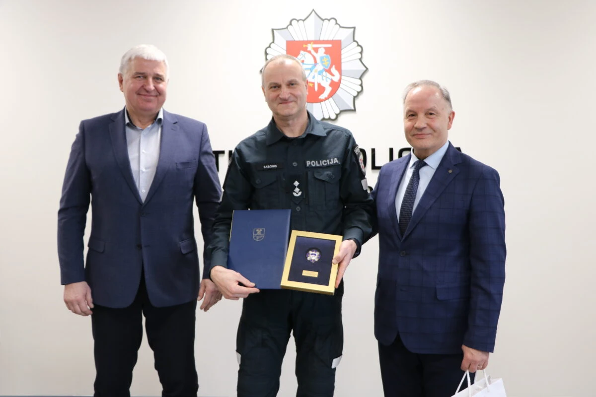 „Padėkos ženklas“ įteiktas tarnybą komisariate baigiančiam Panevėžio miesto ir rajono policijos komisariato viršininkui Vidui Saboniui