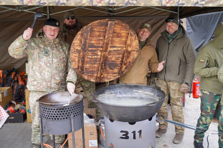 Itališka virtuvė šaulių rankose: 800 porcijų makaronų ir limonadas