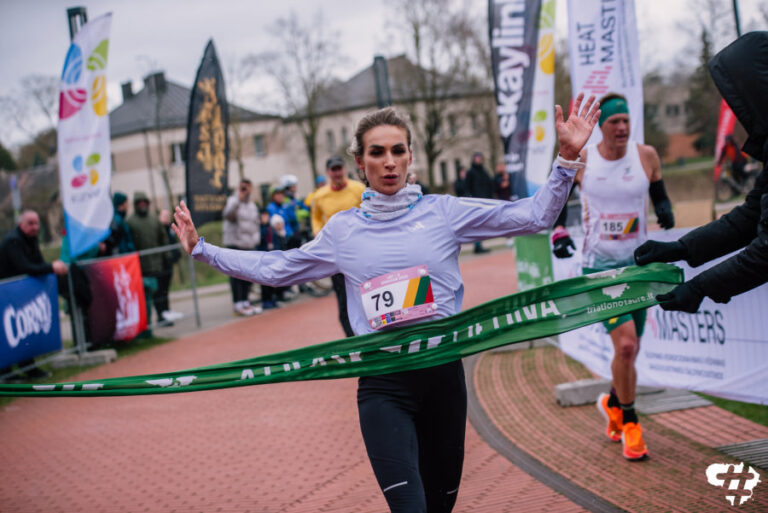 Lietuvos bėgimo taurės etapo Panevėžyje nugalėtojas paaiškėjo tik finišo tiesiojoje