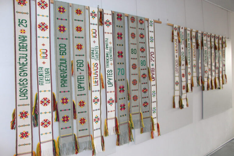 Parodoje eksponuojama Metų kultūros darbuotojos kūryba – kaišytinės juostos
