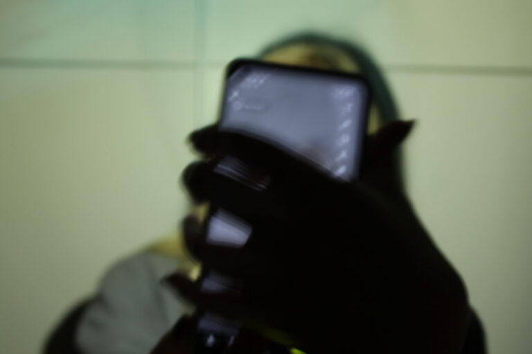 Tobulo gyvenimo spąstai: kaip socialiniai tinklai didina jaunimo nerimą ir vienišumo jausmą