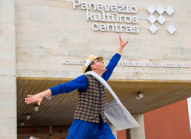 Velykinis spektaklis visai šeimai Panevėžio kultūros centre: ar kosmose slepiasi margučiai?