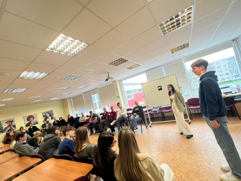 Žurnalistika ir jos atsakomybė: dirbtuvės, ugdančios jaunų žmonių požiūrį į žiniasklaidą