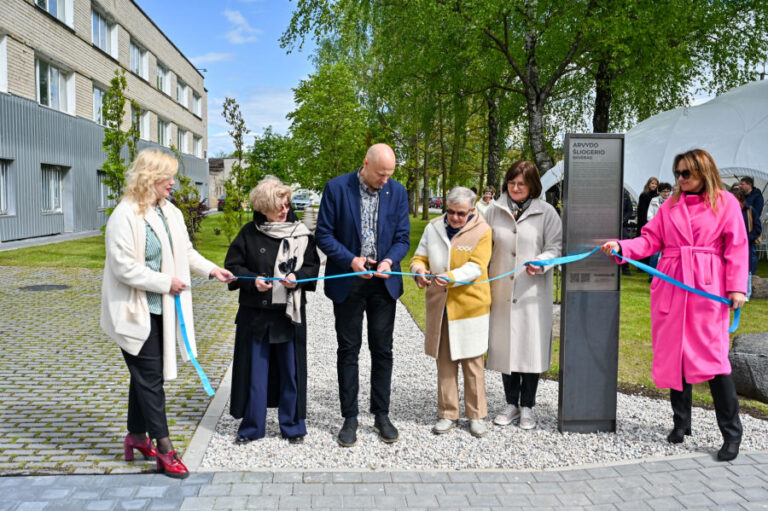 Panevėžyje atidarytas prof. Arvydo Šliogerio skveras