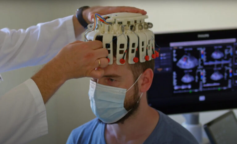 Inovatyvi Lietuvos mokslininkų sistema po insulto leis stebėti žmogaus širdies ritmą, kraujotaką ir smegenų signalus