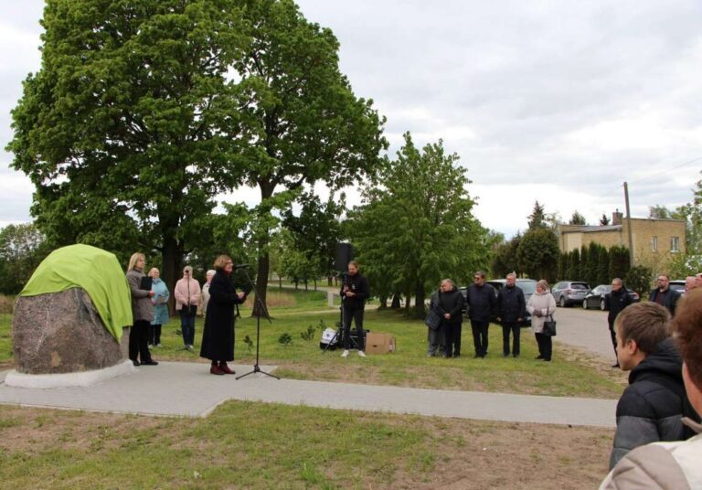 Žymios kraštietės F. Bortkevičienės atminimą jos gimtinėje įamžino paminklinis akmuo