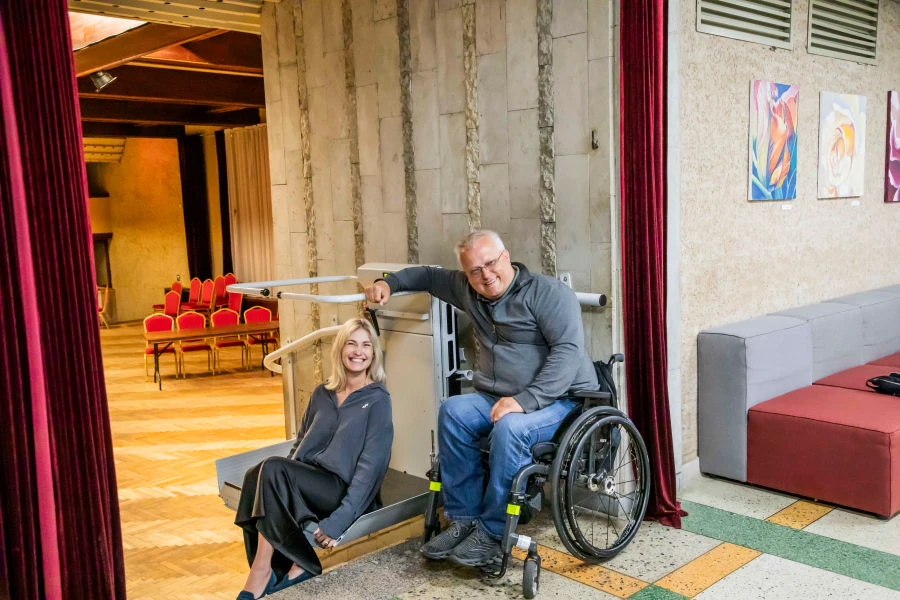 Panevėžio kultūros centre – dar vienas žingsnis link visiems prieinamos aplinkos: įrengtas keltuvas žmonėms su judėjimo negalia