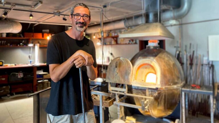 „Pragiedruliuose“ pristatoma tarptautinių menininkų stiklo kūrinių paroda