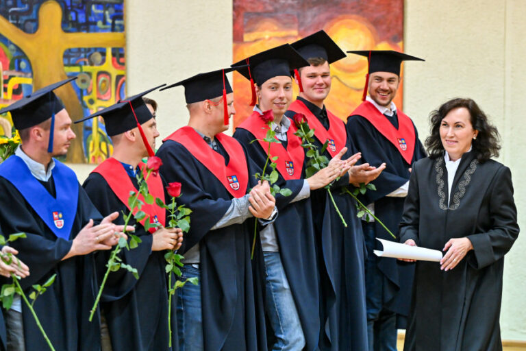 Panevėžys sveikina naują kvalifikuotų specialistų kartą – diplomai įteikti KTU absolventams