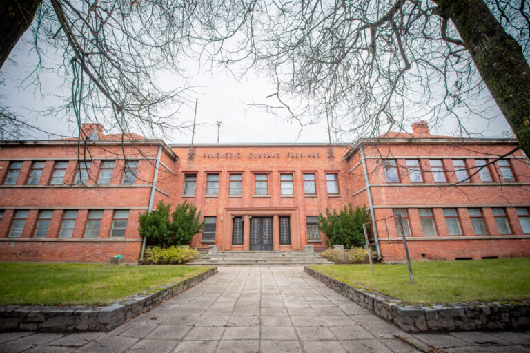 Funkcionalizmas grįžta ten, kur gimė: buvusiame Panevėžio cukraus fabrike atidaroma architekto A. Funko paroda